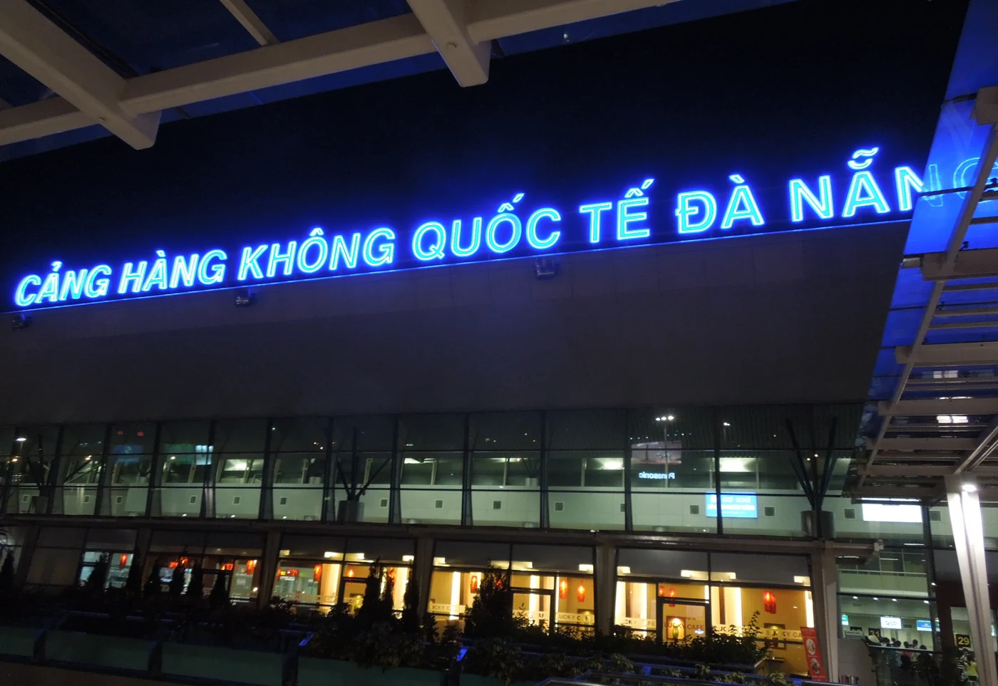 Mặt ngoài nhà ga sân bay quốc tế Đà Nẵng, ảnh năm 2012